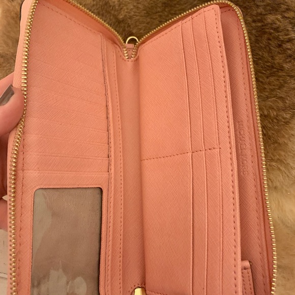 Michael kors pink wallet - Picture 3 of 4